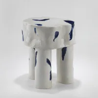 <a href="https://www.galeriegosserez.com/artistes/salomon-celine.html">Céline Salomon</a> - Owen - Table d'appoint Bleue & Blanche